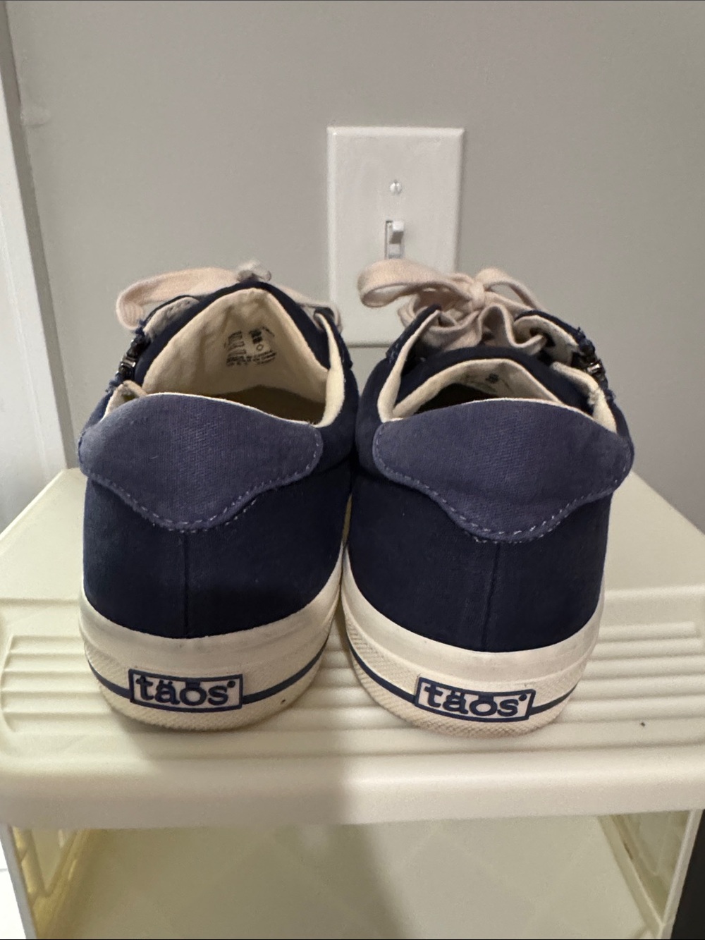 Taos Footwear Navy and Cream Low-Top Sneakers